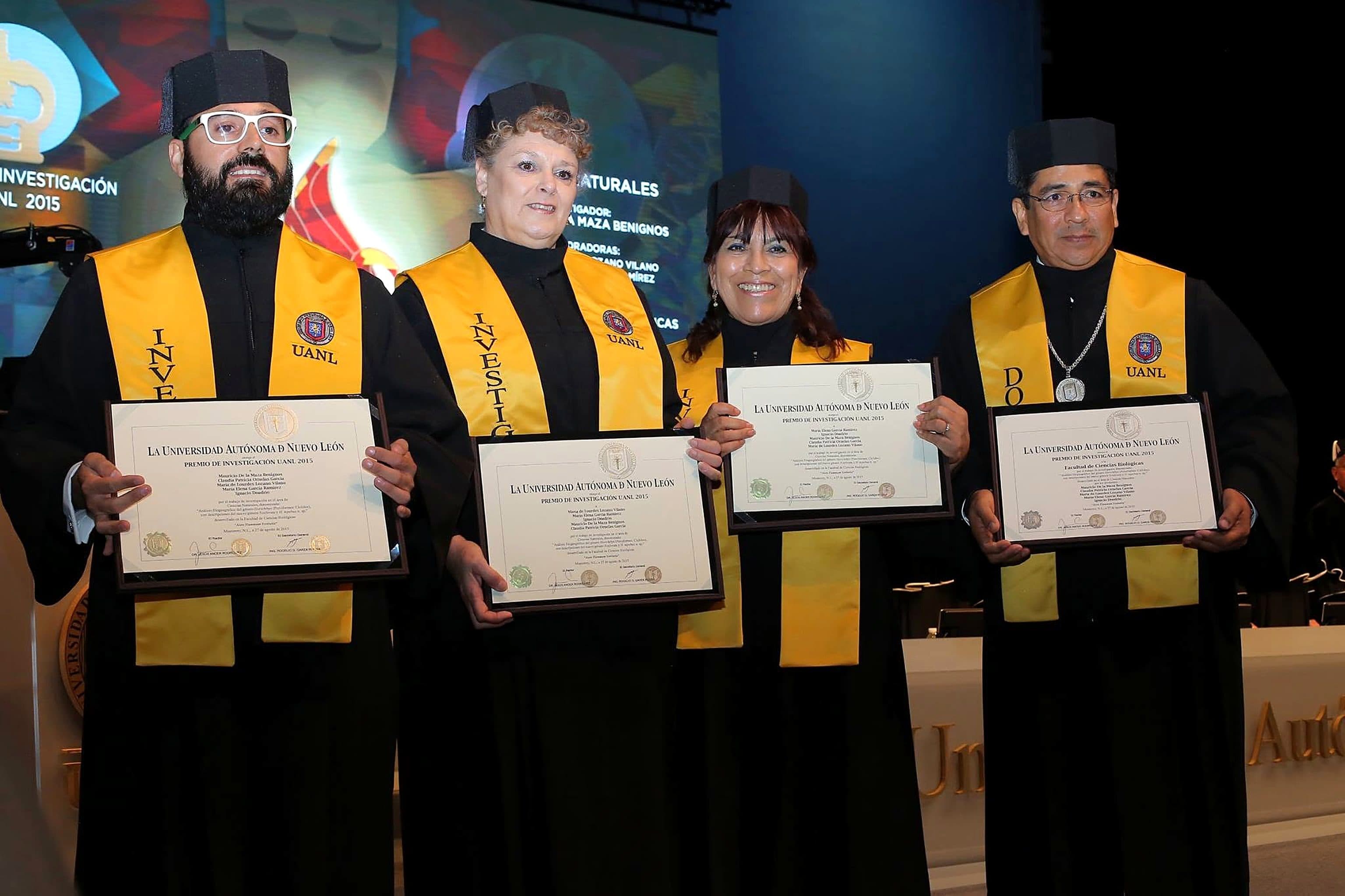 Mauricio de la Maza-Benignos junto a sus coautoras al recibir el Premio de Investigación UANL 2015