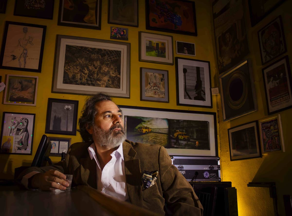 Retrato de Mauricio de la Maza-Benignos rodeado de arte