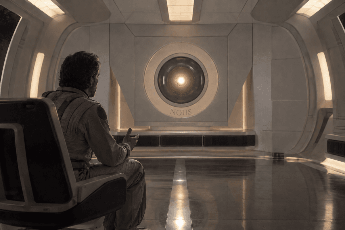 Una figura contemplativa ante una esfera luminosa translúcida rotulada NOUS: la mente frente a la inteligencia